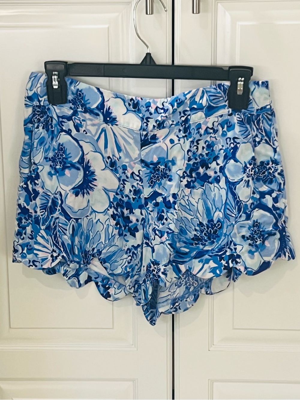 Lilly Pulitzer women’s blue and white Floral print Shorts size medium